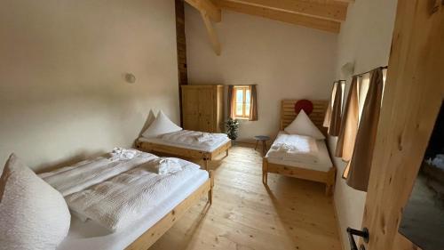 a room with two beds and two windows at Ferienhaus rehberg14 in Drachselsried