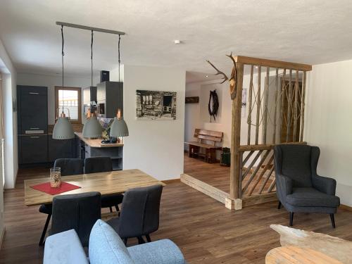 ein Esszimmer und ein Wohnzimmer mit einem Tisch und Stühlen in der Unterkunft Appartements Wolfgang Auderer in Jerzens