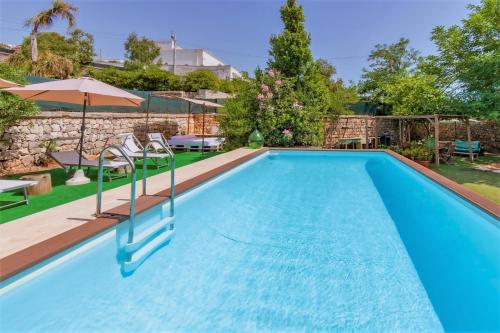 una piscina de agua azul en un patio en Villa Lina, en Marina Serra