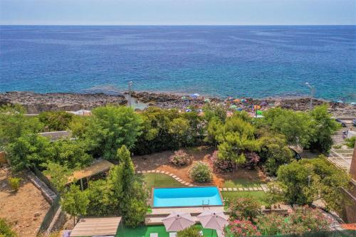 uma vista aérea de um resort com o oceano ao fundo em Villa Lina em Marina Serra