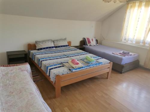 1 dormitorio con 2 camas individuales y 1 colchón en Smeštaj Urošević, en Golubac