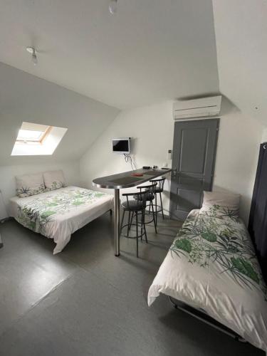 A bed or beds in a room at Gîte dans le vignoble de Bourgueil
