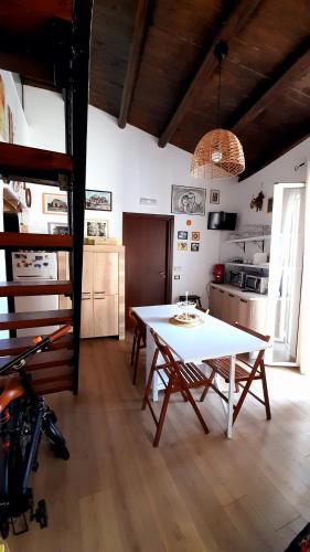 uma sala de estar com uma mesa e uma cozinha em Guest House Beati Paoli em Palermo