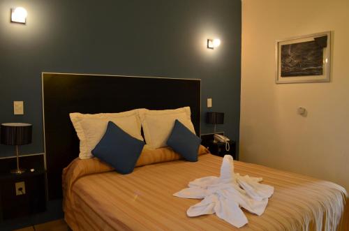 Un pat sau paturi într-o cameră la Rahuen Hotel/Restaurant