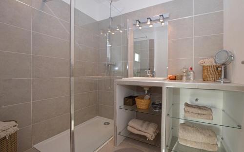 une salle de bain avec une douche, un lavabo et une baignoire dans l'établissement Mini-villa mitoyenne de type F2 proche Golfe de Lava, à Appietto