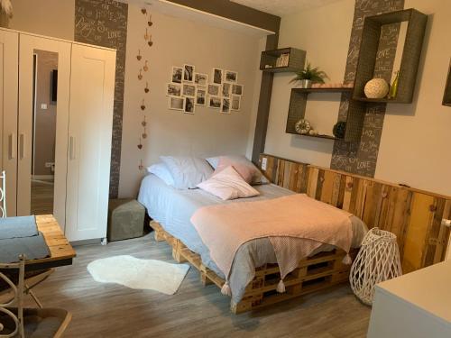 a bedroom with a bed in a room at Le nid de cigognes in Menchhoffen