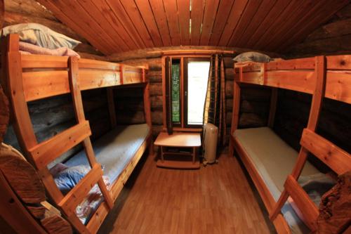 ウツヨキにあるTenon näköalamökitのキャビンのオーバーヘッドビューを望む客室で、二段ベッド2組が備わります。