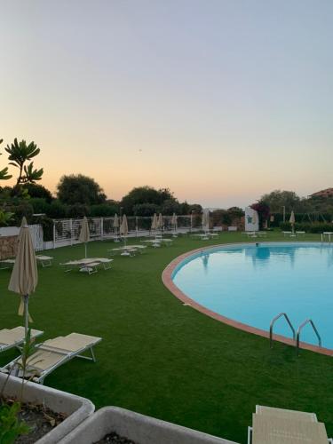 בריכת השחייה שנמצאת ב-Sardegna Costa Corallina Appartamento Luxury Vista Mare in splendido villaggio - IUN R6511 או באזור