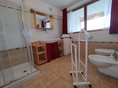 Guest House Dolomiti tesisinde bir banyo