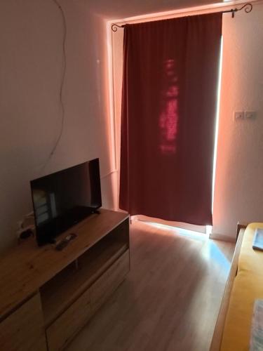 uma sala de estar com uma televisão de ecrã plano numa cómoda em Soba Janja em Bol