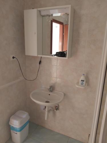 uma casa de banho com um lavatório e um espelho em Soba Janja em Bol