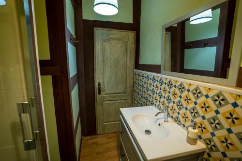 a bathroom with a sink and a mirror at DOMUS AMABILIS - ESPAI GAETA in Sagunto