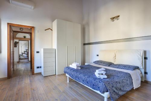 - une chambre avec un lit et une couette bleue dans l'établissement UFFIZI Suite II in Florence-hosted by Sweetstay, à Florence
