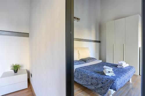 - une chambre avec un lit et un miroir dans l'établissement UFFIZI Suite II in Florence-hosted by Sweetstay, à Florence