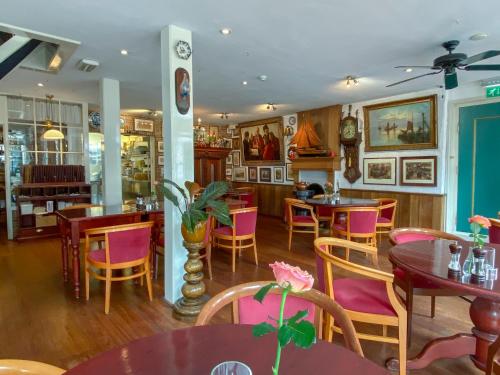 a restaurant with tables and chairs in a room at Hotel & Restaurant De Fortuna in Edam