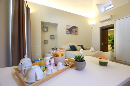uma sala de estar com um sofá e uma mesa em Green Oasis guesthouse em Pompeia