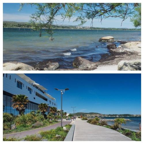 deux photos de l'océan et d'un bâtiment dans l'établissement Studio a 3 mn à pied des thermes, à Balaruc-les-Bains