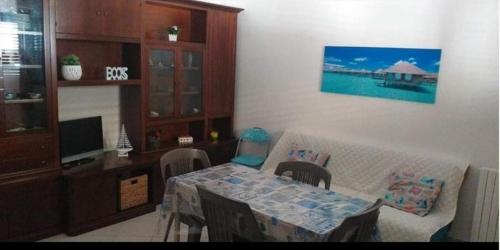 - un salon avec une table et une salle à manger dans l'établissement Casa vacanza da Mirella e Peppe, à Trappeto
