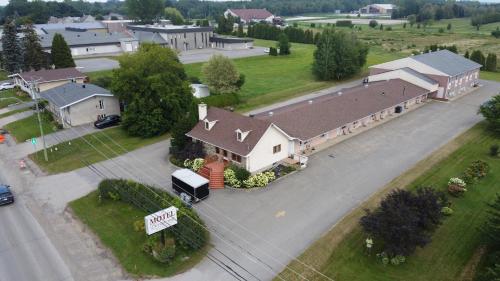 an overhead view of a large house with a driveway at Motel Becancour in Bécancour