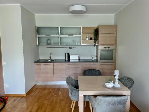een keuken met een tafel en stoelen in een kamer bij Küüni Guest Apartment in Tartu