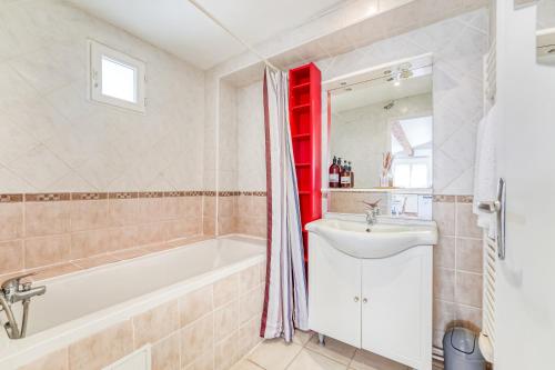 Koupelna v ubytování Le Pescadou by Cocoönr - Terrasse vue mer