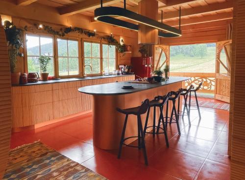 une cuisine avec un îlot et des tabourets de bar dans l'établissement DOM Krzeptówki 133, à Zakopane