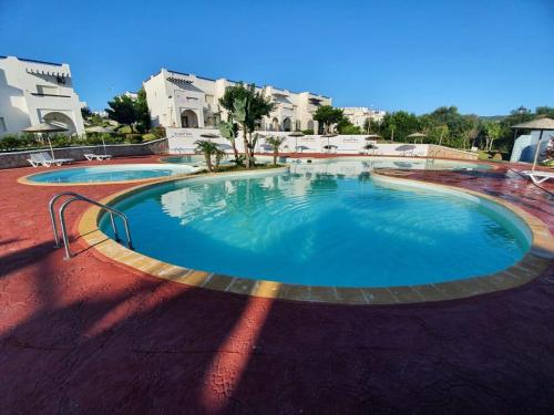 Majoituspaikassa La Vida Villa Alcudia Smir Fnideq, Holiday Homes tai sen lähellä sijaitseva uima-allas