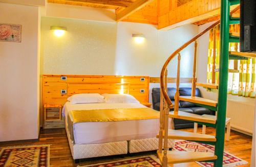 Säng eller sängar i ett rum på Shkreli Resort Qafeshtame