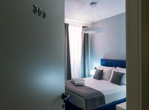 1 dormitorio con 1 cama con pared azul en St. Peter Manor, en Roma