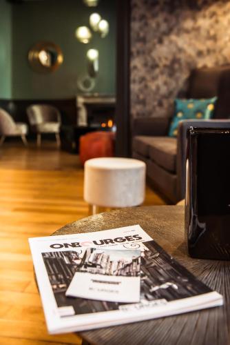 Posezení v ubytování Logis Villa C Hôtel