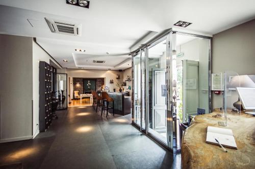 Postel nebo postele na pokoji v ubytování Logis Villa C Hôtel