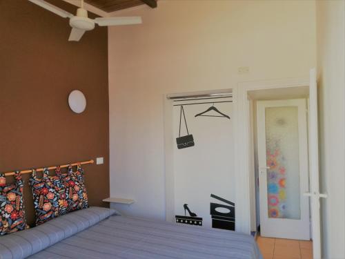 sypialnia z łóżkiem w pokoju w obiekcie Casa Vacanze Bungalow I Girasoli w mieście Ventimiglia