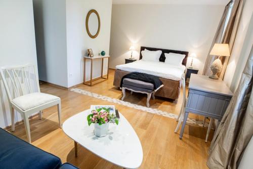 1 dormitorio con cama, mesa y sofá en La Libertie en Campsegret