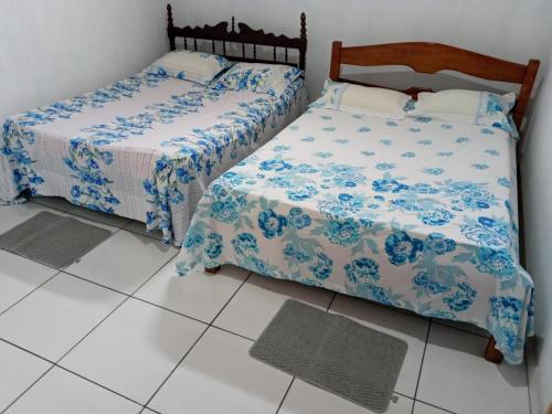 twee bedden naast elkaar in een kamer bij Salinas praia do atalaia in Salinópolis