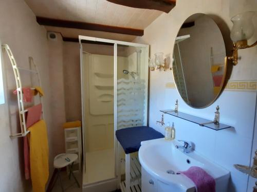 Ванна кімната в Le Logis des 3 Coeurs chambre Aeiou