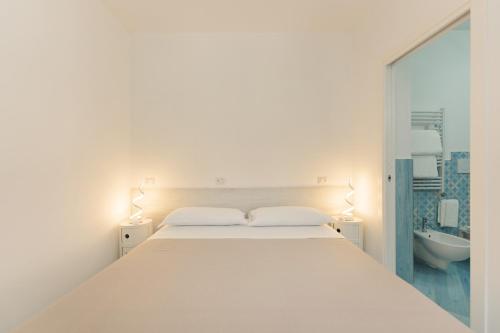 Postel nebo postele na pokoji v ubytování Poseidonia Rooms