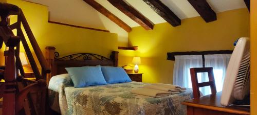 a bedroom with a bed and a window at Hotel Rural el Arrabal Siguenza in Sigüenza