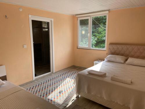 - une chambre avec un lit et une fenêtre dans l'établissement Lombane Apart, à Rize