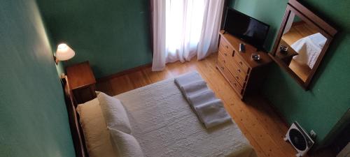 an overhead view of a bedroom with a bed and a mirror at Hotel Rural el Arrabal Siguenza in Sigüenza