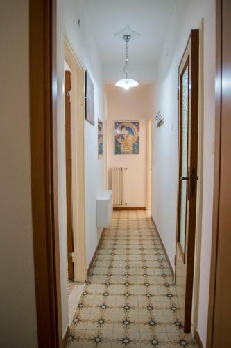 a hallway with a tile floor and a hallway with a hallwayngthngthngthngth at La casetta di Anna in Palazzolo Acreide