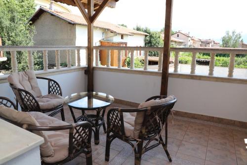 un balcone con sedie e un tavolo e una vista sull'acqua di Hotel Mishel a Kocherinovo