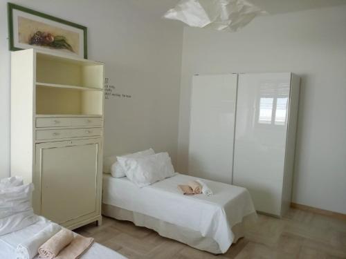 1 Schlafzimmer mit 2 Betten und einer Kommode in der Unterkunft Dante 26 in Alberobello