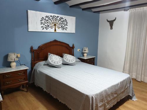 セゴルベにあるCasa Castillo de la Estrellaの青い壁のベッドルーム1室(ベッド1台付)