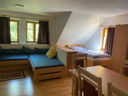 ドルニー・モラヴァにあるApartmány Dolní Moravaのソファ、ベッド、テーブルが備わる客室です。
