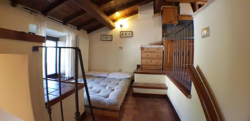 een woonkamer met een witte bank in een kamer bij Relax Colleverde in Colle Verde