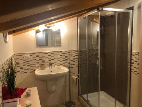 Ένα μπάνιο στο Stanza privata con bagno Contrada Covile