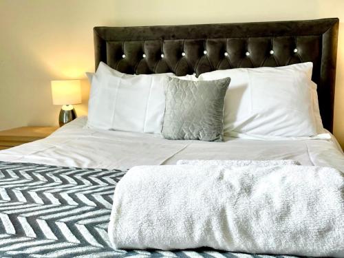 Säng eller sängar i ett rum på Central Darlington Central 2BR Apartment