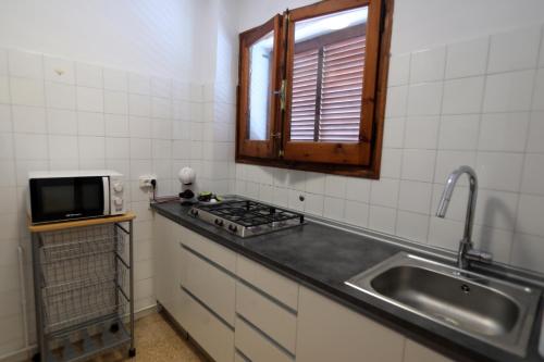 Η κουζίνα ή μικρή κουζίνα στο El Faro Apartaments Platja Llarga-Les Salines-TGN