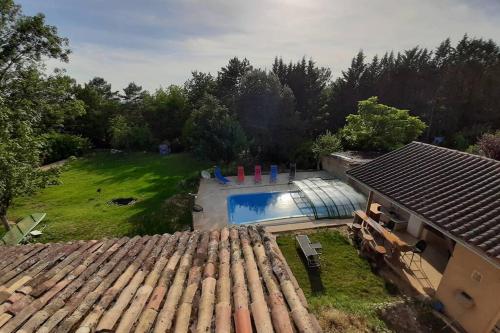 - une vue aérienne sur une cour avec une piscine dans l'établissement Magnifique maison périgourdine avec piscine, à Sarlat-la-Canéda
