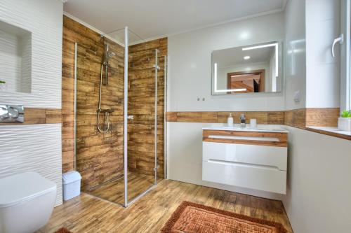 ein Badezimmer mit Dusche, Toilette und Waschbecken in der Unterkunft Domek letniskowy Elizjum in Myczków